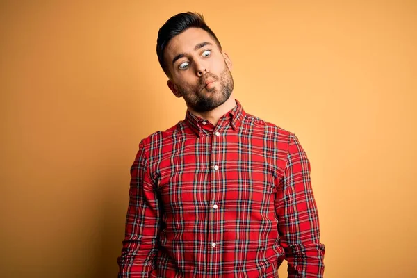 Homem Bonito Jovem Vestindo Camisa Casual Sobre Fundo Amarelo Isolado — Fotografia de Stock