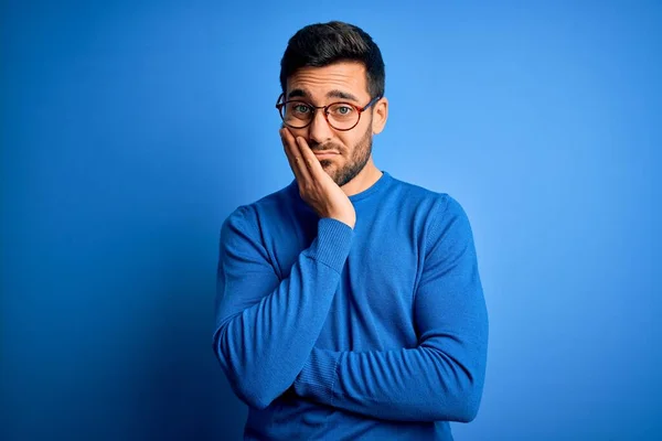 Young Handsome Man Beard Wearing Casual Sweater Glasses Blue Background — Stock Photo, Image