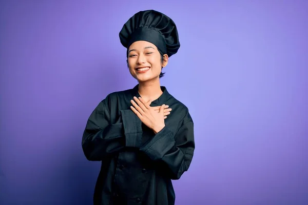 Jonge Mooie Chinese Chef Kok Vrouw Draagt Fornuis Uniform Hoed — Stockfoto
