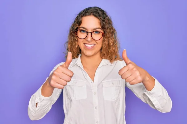 Junge Schöne Frau Mit Blauen Augen Lässigem Hemd Und Brille — Stockfoto