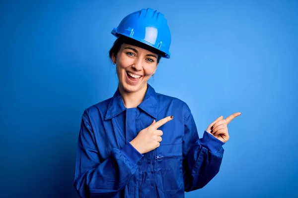 Νεαρή Όμορφη Εργάτρια Γυναίκα Μπλε Μάτια Φορώντας Κράνος Ασφαλείας Και — Φωτογραφία Αρχείου
