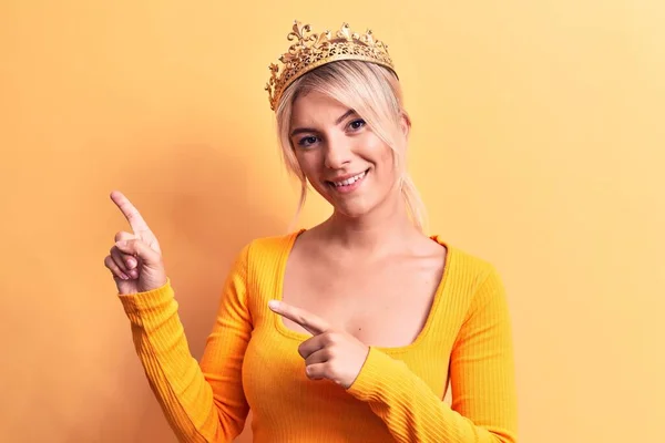 Jonge Mooie Blonde Vrouw Dragen Gouden Prinses Kroon Geïsoleerde Gele — Stockfoto