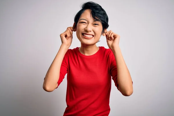 Jong Mooi Aziatisch Meisje Dragen Casual Rood Shirt Staan Geïsoleerde — Stockfoto