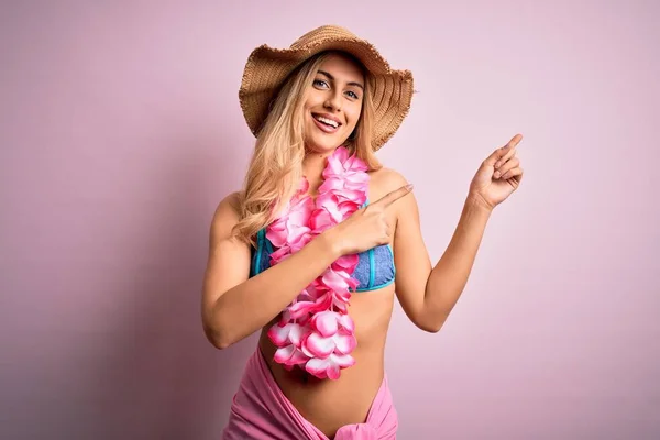 Jeune Belle Femme Blonde Vacances Portant Bikini Chapeau Avec Des — Photo