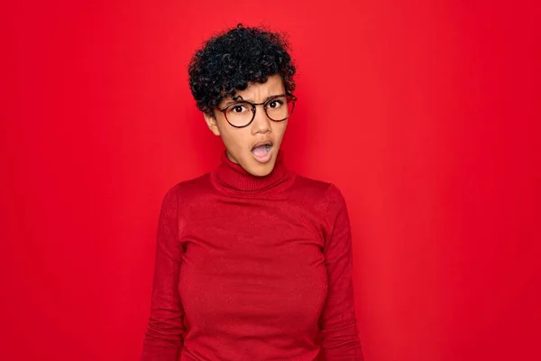 Fiatal Gyönyörű Afro Amerikai Garbó Pulóvert Szemüveget Visel Sokkos Arccal — Stock Fotó