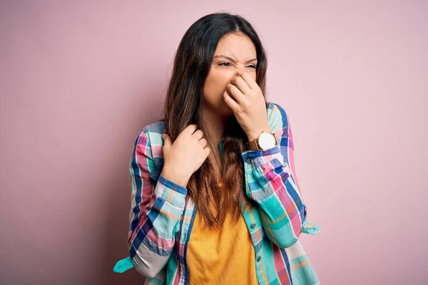 Junge Schöne Brünette Frau Lässigem Buntem Hemd Das Über Rosa — Stockfoto