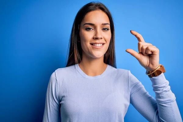 Junge Schöne Brünette Frau Lässigem Pullover Vor Blauem Hintergrund Lächelnd — Stockfoto