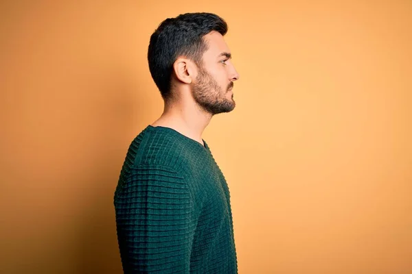 Joven Hombre Guapo Con Barba Usando Suéter Casual Pie Sobre — Foto de Stock