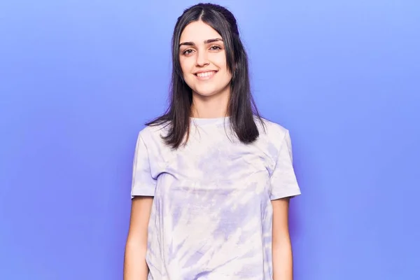 Joven Hermosa Chica Con Camiseta Casual Con Una Sonrisa Feliz — Foto de Stock