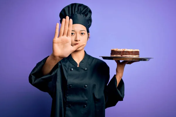 Joven Mujer Chef Chino Con Uniforme Cocina Sombrero Bandeja Celebración —  Fotos de Stock