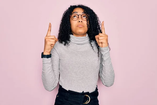 Młoda Afroamerykanka Ubrana Sweter Okulary Różowym Tle Wskazując Smutny Zdenerwowany — Zdjęcie stockowe