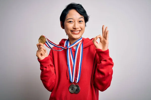 Ung Vacker Asiatisk Flicka Vinnare Bär Medaljer Över Isolerad Vit — Stockfoto