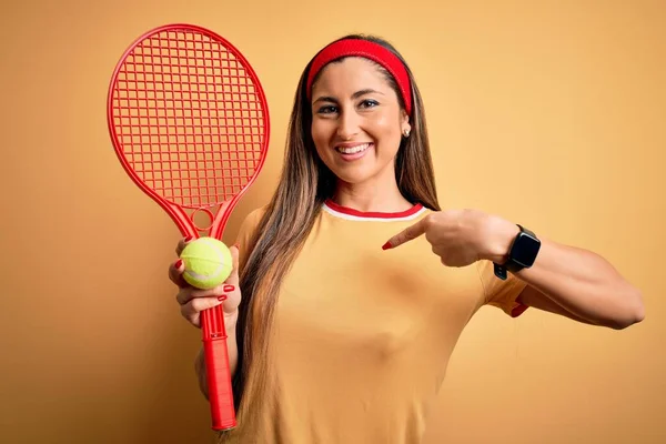 Mooie Brunette Sportvrouw Spelen Tennis Met Behulp Van Racket Bal — Stockfoto