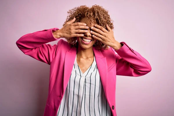 Ung Afrikansk Amerikansk Affärskvinna Bär Glasögon Stående Över Rosa Bakgrund — Stockfoto