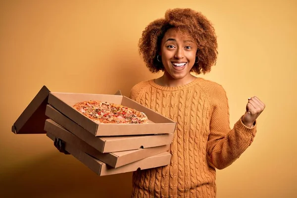 Mladá Afroamerická Afro Žena Kudrnatými Vlasy Drží Krabice Italskou Pizzou — Stock fotografie