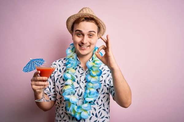 Young Redhead Tourist Man Vacation Wearing Hat Hawaiian Lei Drinking — Stock Photo, Image