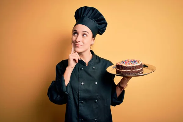 Young Beautiful Baker Woman Wearing Cooker Uniform Hat Holding Tray — Stock Photo, Image