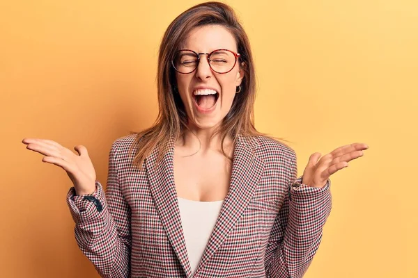 Jovem Mulher Bonita Vestindo Roupas Negócios Óculos Celebrando Louco Louco — Fotografia de Stock