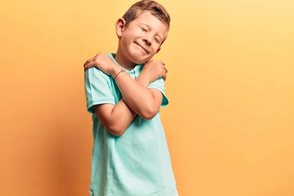 Ragazzo Biondo Carino Che Indossa Abiti Casual Abbracciandosi Felice Positivo — Foto Stock