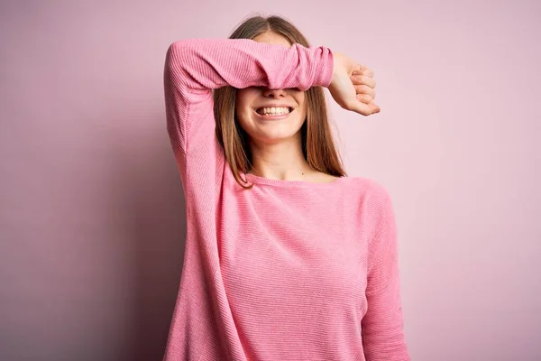 Tânără Frumoasă Femeie Roșcată Care Poartă Pulover Casual Fundal Roz — Fotografie, imagine de stoc