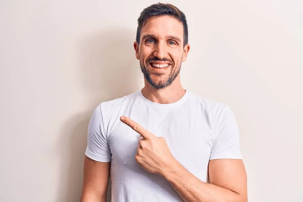 Joven Hombre Guapo Con Camiseta Casual Pie Sobre Fondo Blanco —  Fotos de Stock