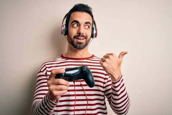 Joven Jugador Guapo Con Barba Jugando Videojuego Usando Joystick Auriculares —  Fotos de Stock