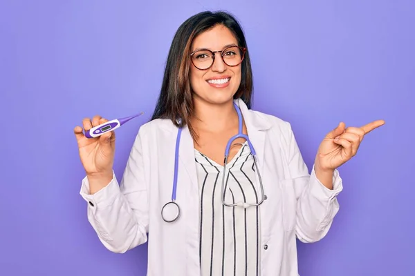 Medico Professionista Donna Mostrando Termometro Medico Sfondo Viola Molto Felice — Foto Stock