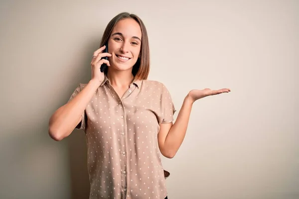 Joven Hermosa Mujer Teniendo Conversación Hablando Teléfono Inteligente Sobre Fondo — Foto de Stock
