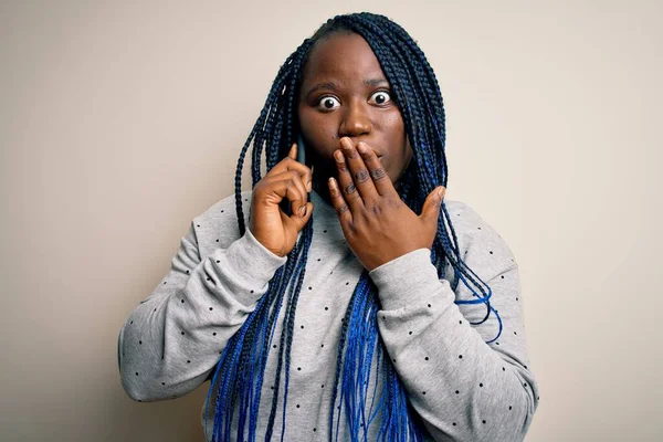 Ung Afrikansk Amerikan Storlek Kvinna Med Flätor Har Samtal Talar — Stockfoto