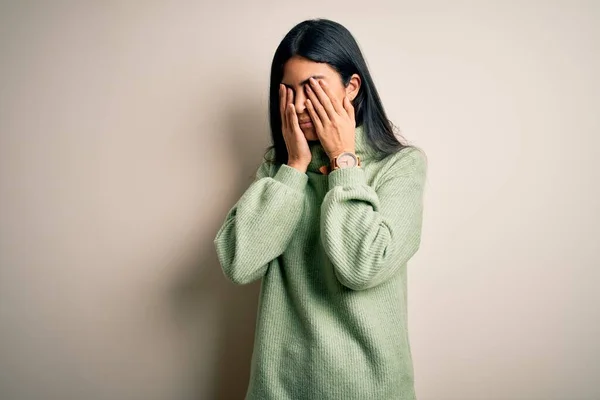 Junge Schöne Hispanische Frau Grünem Winterpullover Vor Isoliertem Hintergrund Reibt — Stockfoto