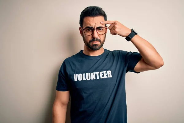 Homem Bonito Com Barba Vestindo Camiseta Com Mensagem Voluntária Sobre — Fotografia de Stock