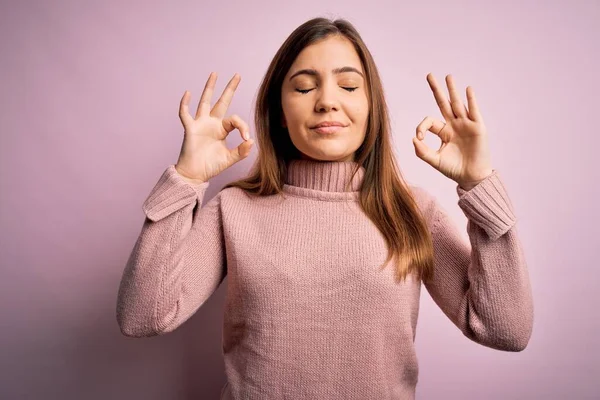 Hermosa Mujer Joven Con Jersey Cuello Alto Sobre Fondo Rosa — Foto de Stock