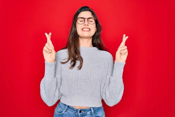 Jeune Belle Femme Brune Portant Pull Décontracté Sur Fond Rouge — Photo