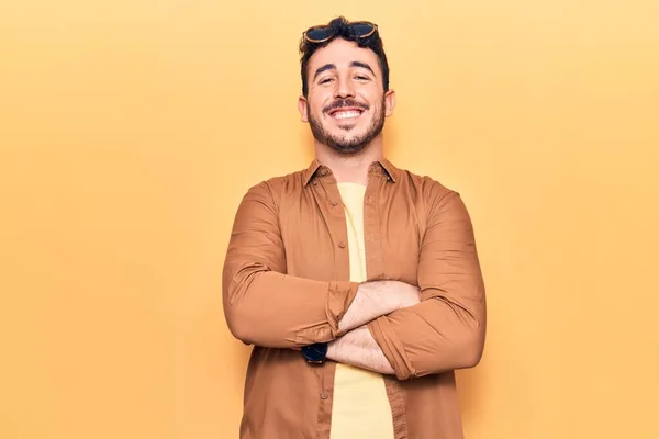 Jonge Spaanse Man Casual Kleding Vrolijk Gezicht Glimlachend Met Gekruiste — Stockfoto