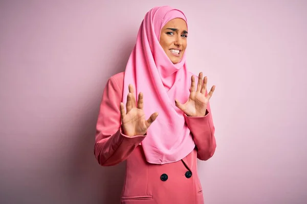 Junge Schöne Brünette Geschäftsfrau Rosa Muslimischen Hijab Und Businessjacke Angewidert — Stockfoto