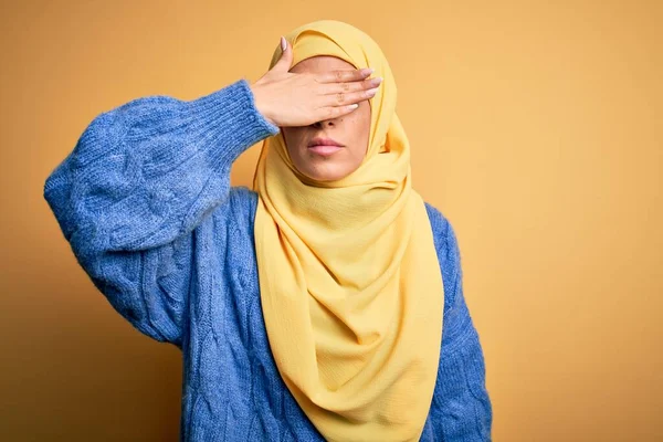 Młoda Piękna Brunetka Muzułmanka Nosząca Arabski Hidżab Odizolowanym Żółtym Tle — Zdjęcie stockowe