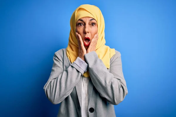 Orta Yaşlı Esmer Kadını Mavi Arka Planda Geleneksel Müslüman Başörtüsü — Stok fotoğraf