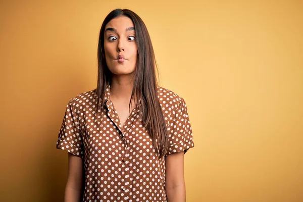 Jonge Mooie Brunette Vrouw Draagt Casual Shirt Geïsoleerde Gele Achtergrond — Stockfoto