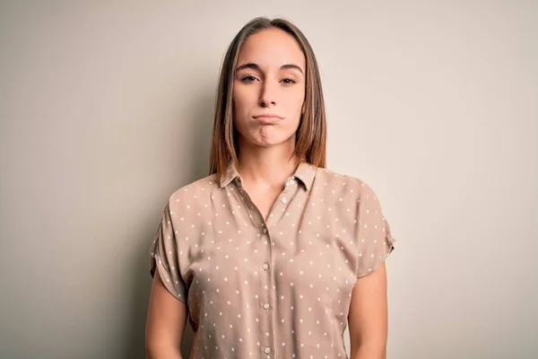 Mujer Hermosa Joven Con Camisa Casual Pie Sobre Fondo Blanco —  Fotos de Stock