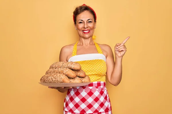 Старшая Домохозяйка Стиле Ретро Годов Готовящая Хлеб Цельной Муки Довольна — стоковое фото