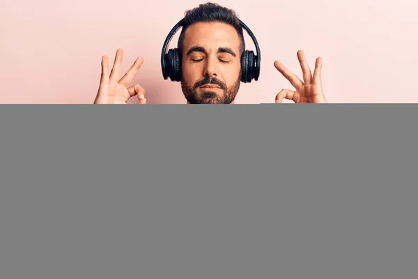 Νεαρός Ισπανός Που Ακούει Μουσική Ακουστικά Χαλαρώνει Και Χαμογελά Κλειστά — Φωτογραφία Αρχείου