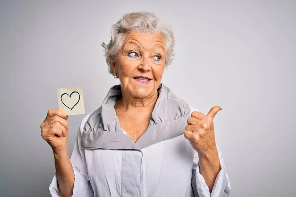 Senior Bela Mulher Cabelos Grisalhos Segurando Coração Papel Lembrete Sobre — Fotografia de Stock
