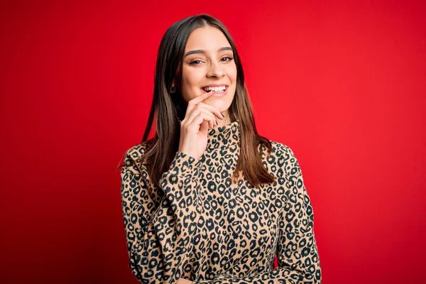 Jonge Mooie Brunette Vrouw Dragen Casual Trui Staan Rode Achtergrond — Stockfoto