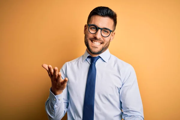Jovem Empresário Bonito Vestindo Gravata Óculos Sobre Fundo Amarelo Sorrindo — Fotografia de Stock