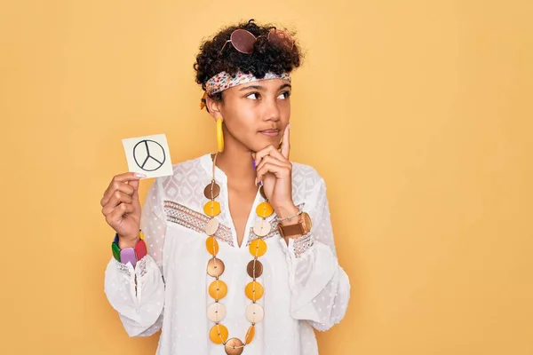 Beautiful African American Afro Hippie Woman Wearing Sunglasses Holding Reminder — Stock Photo, Image