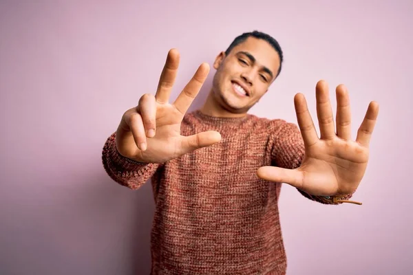 Jovem Brasileiro Vestindo Camisola Casual Sobre Fundo Rosa Isolado Mostrando — Fotografia de Stock