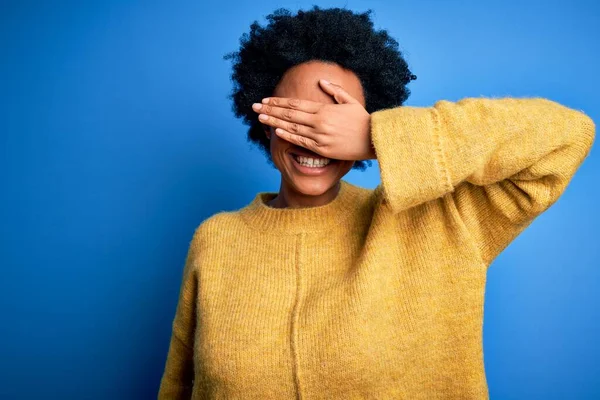 Ung Vacker Afroamerikansk Afro Kvinna Med Lockigt Hår Bär Gul — Stockfoto