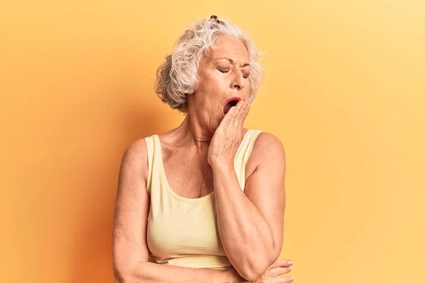 Oudere Grijsharige Vrouw Casual Kleding Verveelde Zich Gapen Moe Het — Stockfoto