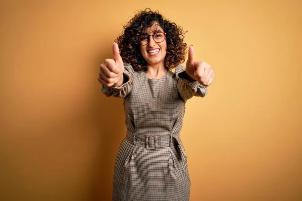 Vacker Arabiska Affärskvinna Bär Klänning Och Glasögon Står Över Gul — Stockfoto