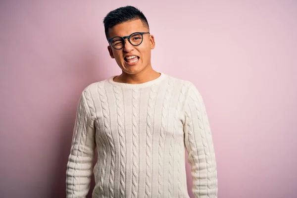 Jovem Homem Latino Bonito Vestindo Suéter Casual Branco Óculos Sobre — Fotografia de Stock